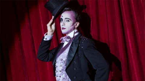 Armando Pita, como Emcee, en �Cabaret�