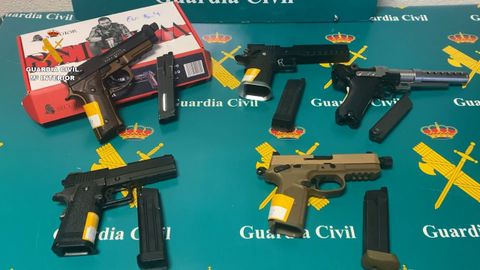 Los agentes incautaron a los detenidos cinco armas de fuego simuladas tipo Airsoft.