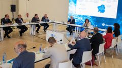 Presentaci�n del nodo galicIA. En la mesa principal, ante la pantalla, el vicepresidente de la Xunta Francisco Conde y la directora de Amtega, Mar Pereira