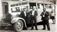 Ram�n Mart�nez, primer taxista de Monforte, con un t�o suyo y otro chofer