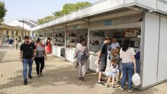 Feria del libro de Ribadeo, con muchas personas luciendo atuendo de verano