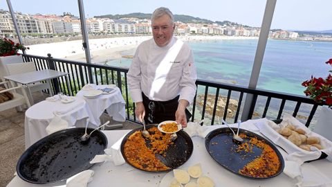 El cocinero sali� a la terraza del comedor del Gran Talaso Hotel Sanxenxo para servir las paellas