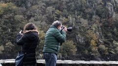 Fot�grafos junto al embarcadero de Os Chanc�s, en el ca��n del Sil