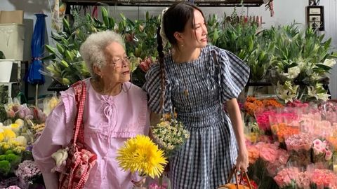 Cualquier momento es bueno para posar con la abuela. As es la de Nanapat