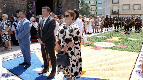 Procesión de Corpus saliendo de la iglesia de Santa Baia de Boiro, alfombras florales