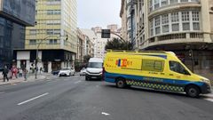 Ambulancia en Juan Fl�rez este martes por la ma�ana para atender a un peat�n que fue atropellado por una furgoneta