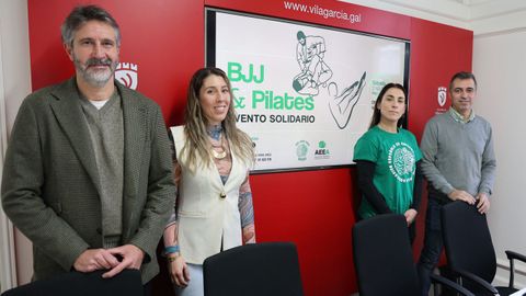 Presentaci�n do obradoiro solidario do club Dojo Berseker na casa consitorial de Vilagarc�a, con presenza do alcalde (esquerda) e do concelleiro de Deportes (dereita).