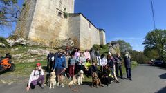 La propuesta fue una ruta interpretada por Terras de Friol y la Fortaleza de San Paio de Narla en la que los participantes estuvieron acompa�ados por perros de terapia.