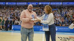 Jos&eacute; Are&ntilde;as, junto a la presidenta Carmen Lence, en el homenaje que le hizo el Breog&aacute;n