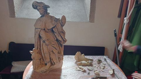Estado en el que estaba la estatua de San Roque antes de su restauracin, con muchas piezas rotas