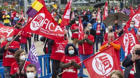 Varias personas participan en la concentración en defensa de la industria asturiana, en la Plaza de la Exposición, a 13 de mayo, en Avilés