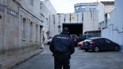 Un polic�a, este martes, en la sede del Grupo Nores, armadora del Villa de Pitanxo, en la calle Concepci�n Arenal de Mar�n