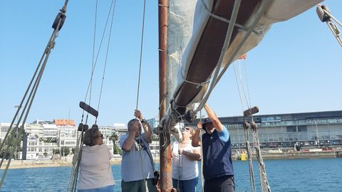 La tripulación izando la vela mayor del galeón.
