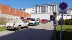 Coches aparcados en una zona donde las se�ales lo proh�ben