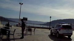 Polic�a Local de Ares durante un control, en una foto de archivo.