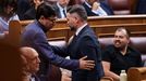 El portavoz de Esquerra Republicana en el Congreso, Gabriel Rufi�n (derecha), saluda al diputado y candidato de los Comunes a la alcald�a de Barcelona, Gerardo Pisarello (izquierda).