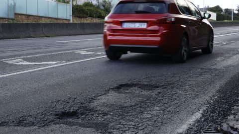 Firme en mal estado en la zona de A Pasaxe