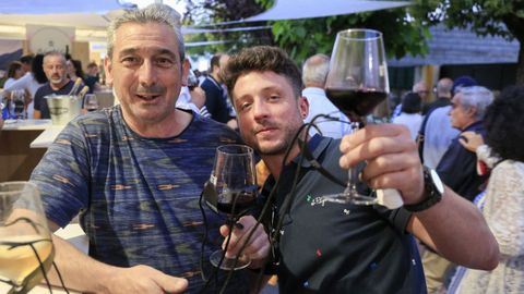 Brindis de dos amigos en uno de los puestos del festival