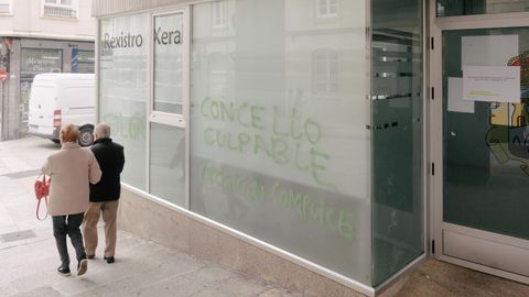 Huelga en Ourense: la oficina del Registro amaneci con pintadas, pero las borraron a las pocas horas.