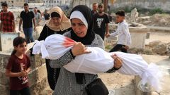 Soha Tafesh sostiene el cuerpo de su nieta Sarah, muerta en un bombardeo israel en Ciudad de Gaza.