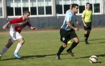 El delantero Manoli�o (con la pelota) dej� el Atl�tico recientemente para fichar por el Uni�n. 