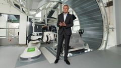 El presidente de la Xunta, Alfonso Rueda, en el centro de protonterapia.