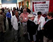 Los pensionistas acuden a un seminario organizado por CC.OO. en el auditorio de Vilagarc�a. 