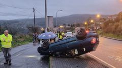 El coche qued� volcado en la N-541 y su conductora y �nica ocupante fue trasladada en ambulancia al hospital