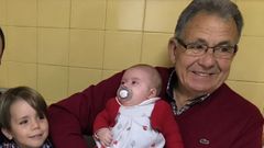 Antonio Dosil, junto a sus nietos, Noel y Sof�a, en una fotograf�a cedida por la familia