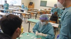 Alumnado de Enfermería, en una imagen de archivo, realizando pruebas de covid durante la pandemia