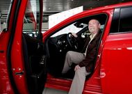 Manuel Garel recogi� ayer su coche en el concesionario Mercedes de Perillo.