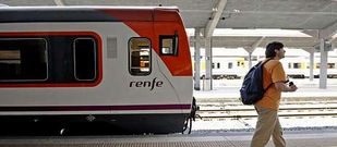 El tren de la l�nea Ourense-Puebla de Sanabria, ayer en la estaci�n.