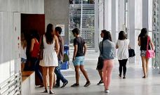 Alumnos en la Facultade de Ciencias da Educaci�n e do Deporte, la �ltima en construirse del campus y que imparte tres grados. 