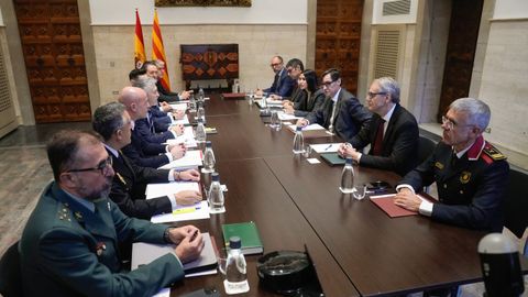 El presidente Illa; el ministro de Interior, Fernando Grande-Marlaska; y otras autoridades y mandos de la Polica Nacional, la Guardia Civil y los Mossos, en la Junta de Seguridad de Catalua.