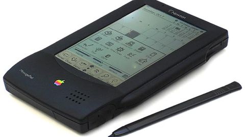 1993. Newton. Anticipo de las PDA o agendas digitales personales. Permita dibujar sobre la pantalla con un puntero y tena reconocimiento de escritura.