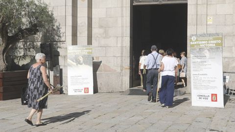 Fieles entrando en la Concatedral antes de la procesi�n del Cristo de la Victoria ayer.