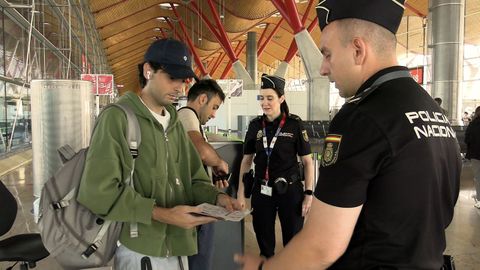 La Polic�a Nacional ha efectuado este s�bado controles aleatorios de documentaci�n en el Aeropuerto Josep Tarradellas Barcelona-El Prat a los viajeros procedentes de vuelos con origen en Italia, una vez el Gobierno ha decidido restablecer los controles fronterizos con este pa�s