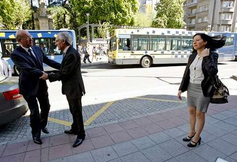 El alcalde saluda al subdelegado del Gobierno, en presencia de la edila �urea Soto.