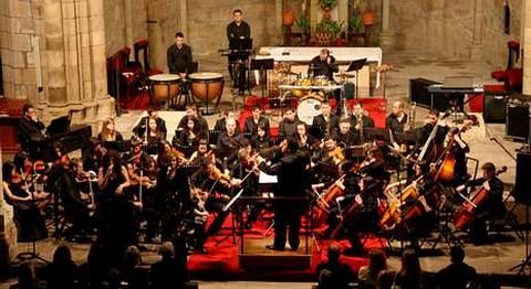 La Sinf�nica de Melide durante uno de sus conciertos, dirigida por Fernando V�zquez.