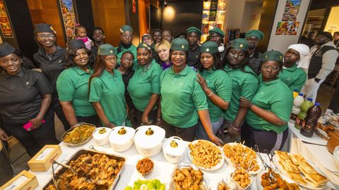 Trabajadoras y trabajadores del Mam&aacute; &Aacute;frica, el d&iacute;a de su inauguraci&oacute;n.