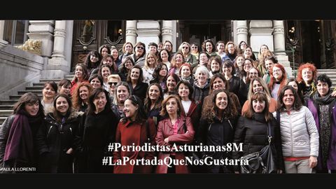 Un nutrido grupo de periodistas asturianas posa en las escaleras de la Junta General 