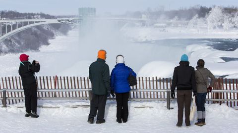 Las famosas cataratas del r�o Ni�gara, entre Estados Unidos y Canad�, est�n parcialmente heladas. 