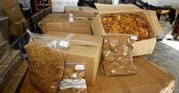 En el taller ilegal, la Guardia Civil localiz� cajas de hoja de tabaco y bolsas para la distribuci�n. 