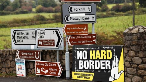 Carteles indicativos instalados en una carretera en la localidad norirlandesa de Forkhill, fronteriza con la Repblica de Irlanda