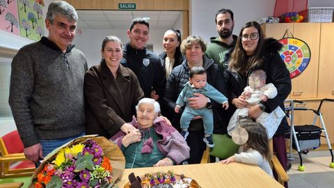 Familiares y la alcaldesa de Cervo compartieron con Mercedes Fern�ndez una jornada feliz