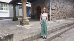 Carmen Lpez Fernndez junto a la capilla del barrio monfortino de San Lzaro, donde reside