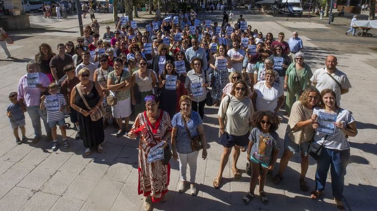 La Praza do Concello fue el lugar elegido, en plena feria y a las doce del mediod�a, para que profesionales del �rea sanitaria y otros relacionados o interesados mostrasen su apoyo a la iniciativa de conectar mediante bus regular Carballo con el Chuac y otros hospitales. El alcalde, Daniel P�rez, los acompa�� ante de la entrevista con las representantes y promotoras