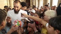Decenas de aficionados reciben en Santiago al campe�n del mundo Borja Iglesias