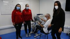 Karina Pereira, Irimia Mollinedo e Iris Machado, este viernes en la Facultade de Ciencias da Educaci�n e do Deporte, con un paciente que participa en el estudio piloto