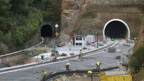 A la izquierda el t�nel de Oural del siglo XIX y a la derecha el abierto el 23 de septiembre del 2025